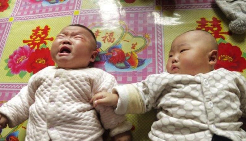 出生七个月，患病孪生宝宝自己抓阄抉择生死，一人治疗一人放弃